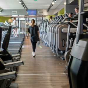 Femme de dos marchant dans la salle de sport KeepCool