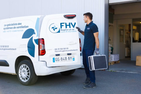 technicien fhv près du van de ventilation
