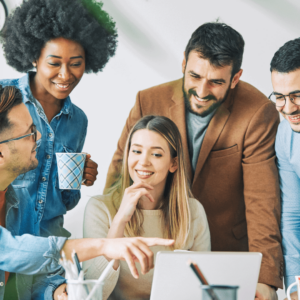 Une équipe travaille en groupe.