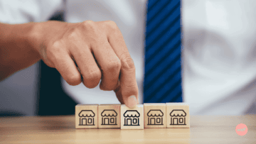 Un homme déplace des blocs avec des maisons dessinées dessus.