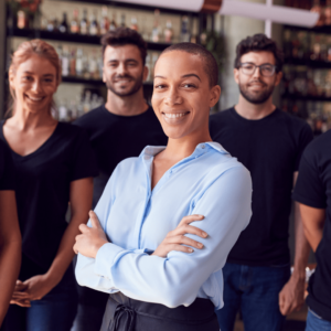 Un groupe de personnes souriant