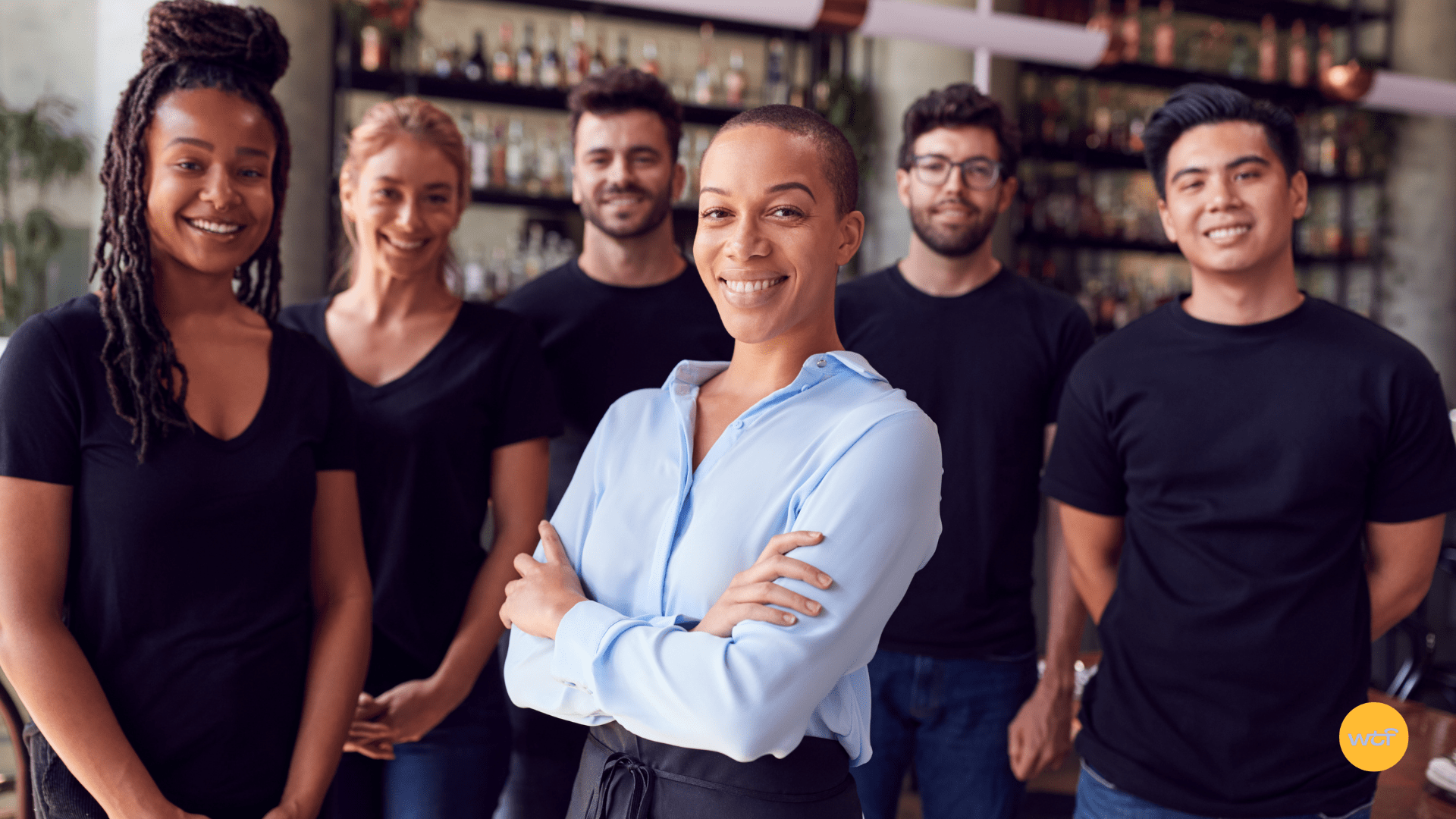 Un groupe de personnes souriant