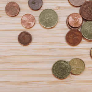 Des pièces de monnaie sur une table en bois.