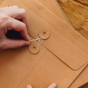 Photo d'une enveloppe pour illustrer comment bien préparer son dossier de financement de création d'entreprise en franchise.