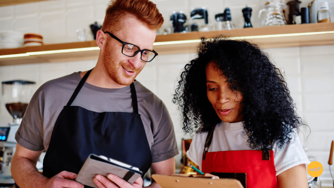 Deux personnes travaillent dans un restaurant.