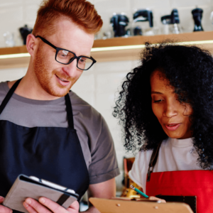 Deux personnes travaillent dans un restaurant.