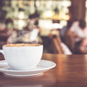 Une tasse de café sur le comptoire.