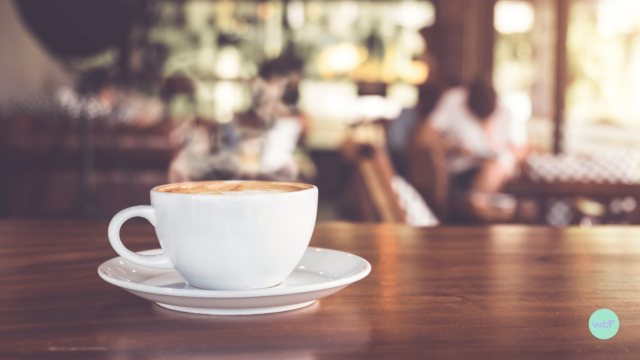 Une tasse de café sur le comptoire.