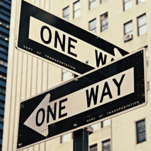 Deux panneaux indiquent des directions opposées.