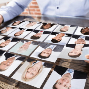 Un homme consulte des photos de candidats.