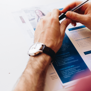 Un homme tient un CV devant lui.