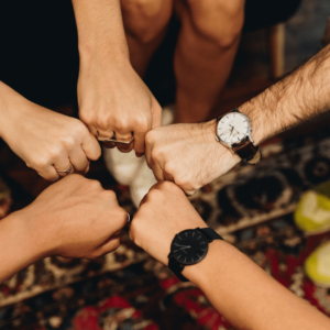 Un groupe de personnes se tapent le poing.