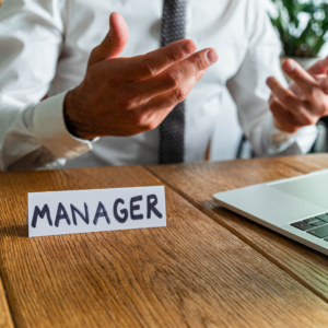 jefe con letrero de manager