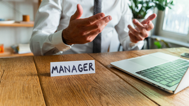 jefe con letrero de manager