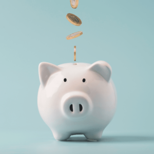 Un cochon tirelire blanc est en train d'être rempli.