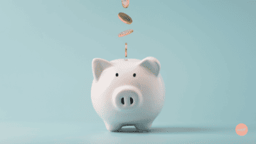 Un cochon tirelire blanc est en train d'être rempli.