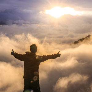 Un homme face à la mer de nuage.