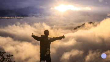 Un homme face à la mer de nuage.