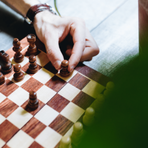 Une partie d'échecs. Le joueur sort son pion.