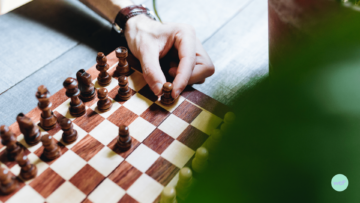 Une partie d'échecs. Le joueur sort son pion.
