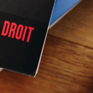 Zoom sur la couverture d'un livre où il est écrit le mot droit.
