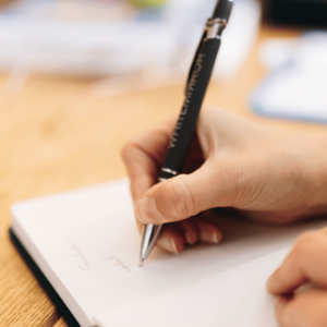 Une signature de contrat de franchise.