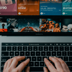 Une page Netflix est ouverte sur un ordinateur.