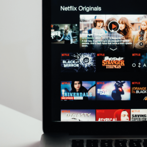 Un écran d'ordinateur sur lequel on peut voir le catalogue des séries Netflix.
