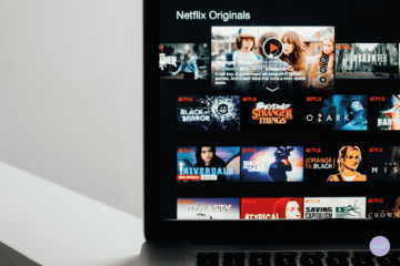 Un écran d'ordinateur sur lequel on peut voir le catalogue des séries Netflix.