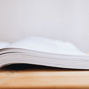 Un livre est ouvert sur une table.