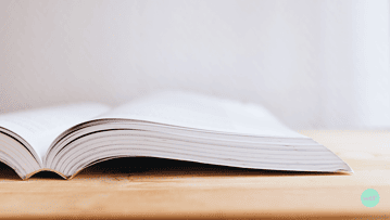 Un livre est ouvert sur une table.