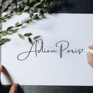 Une feuille de papier blanc sur lequel il est écrit : Adieu Paris.