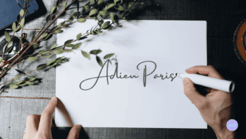 Une feuille de papier blanc sur lequel il est écrit : Adieu Paris.