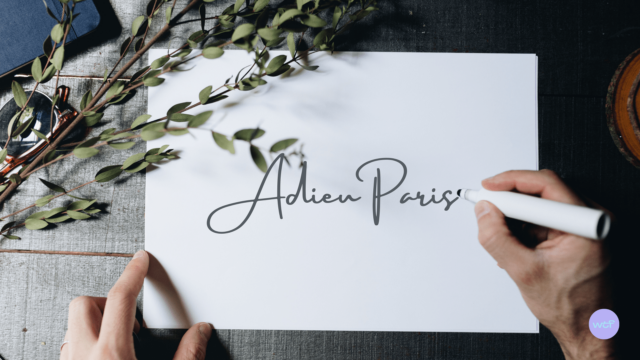 Une feuille de papier blanc sur lequel il est écrit : Adieu Paris.