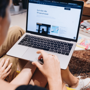 Un ordinateur ouvert sur la page "La vie de franchisé".