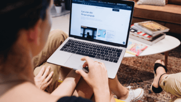 Un ordinateur ouvert sur la page "La vie de franchisé".