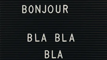 Sur un fond noir, il est écrit : Bonjour, blabla.