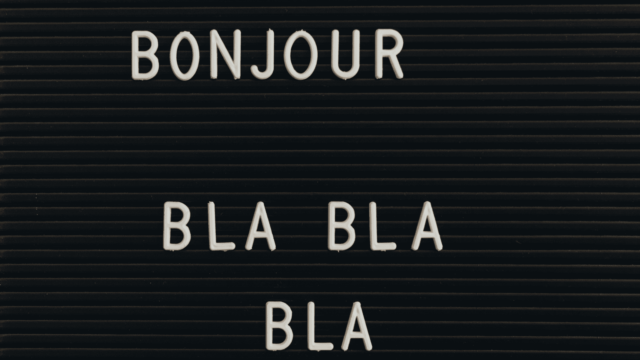 Sur un fond noir, il est écrit : Bonjour, blabla.