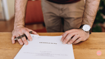 Un homme s'apprête à signer un contrat.