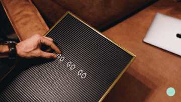 Sur un tableau noir, une homme est en train d'écrire Go go go.