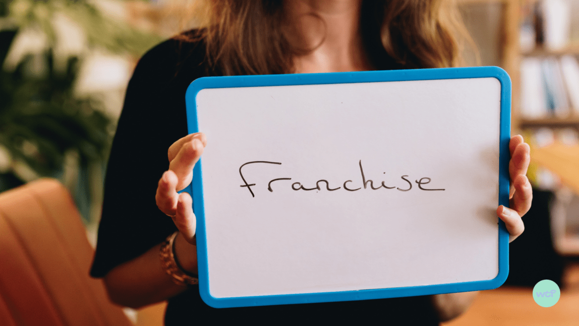 Une ardoise pour illustrer les 3 avantages majeurs à la création de franchise.