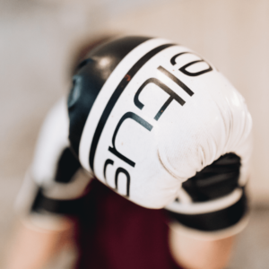 Un homme montre ses gants de boxe.