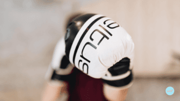 Un homme montre ses gants de boxe.