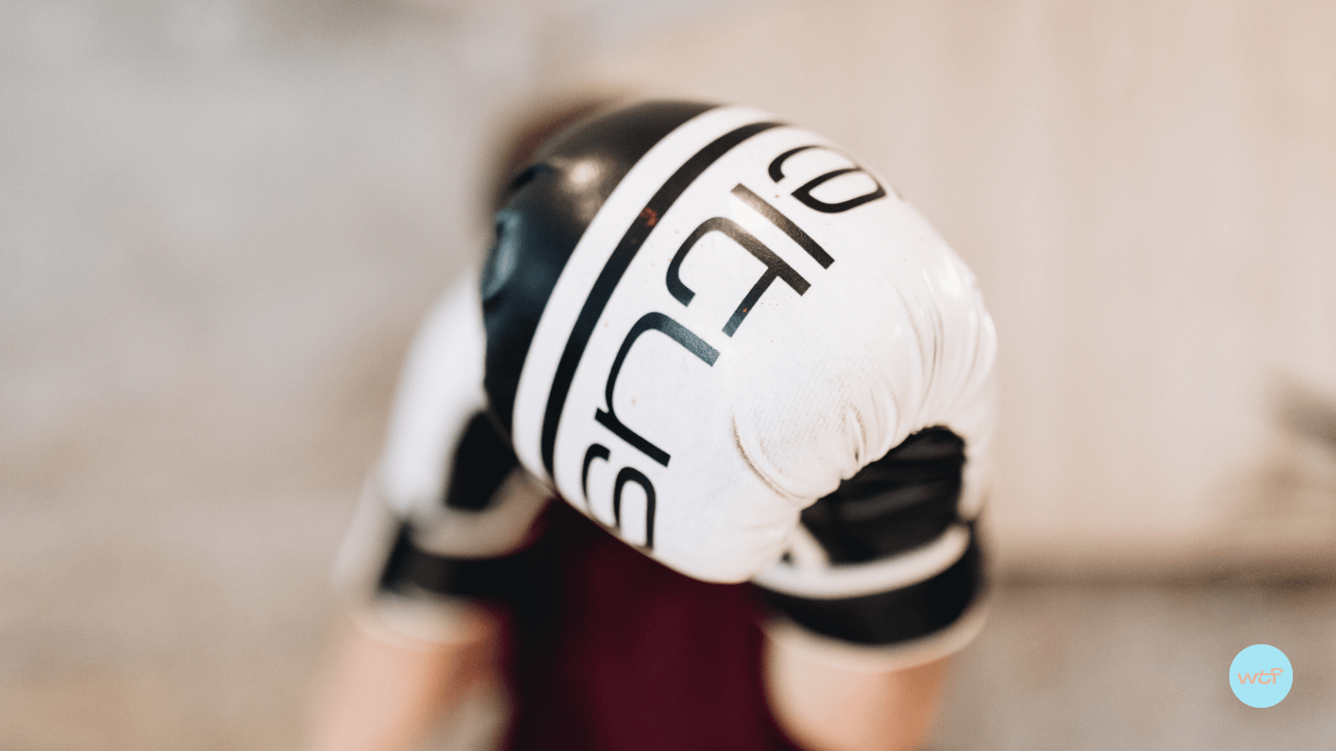 Un homme montre ses gants de boxe.