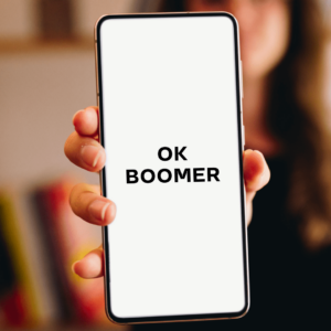 Sur un téléphone portable, il est écrit Ok Boomer.