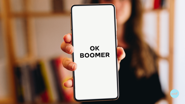 Sur un téléphone portable, il est écrit Ok Boomer.