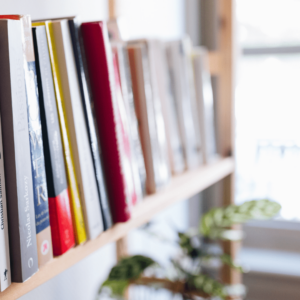 Des livres sur une étagère.