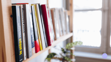 Des livres sur une étagère.
