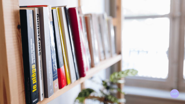 Des livres sur une étagère.