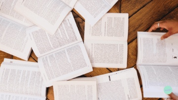 Des livres ouverts jonchent le sol.